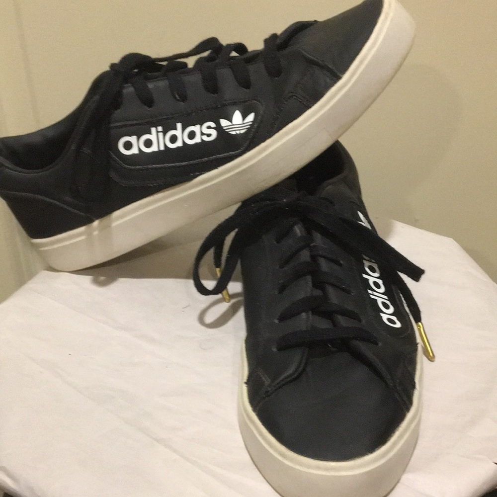 Adidas men 2019edition laceUp logo/adidas print sides gold tone tip laces size 9